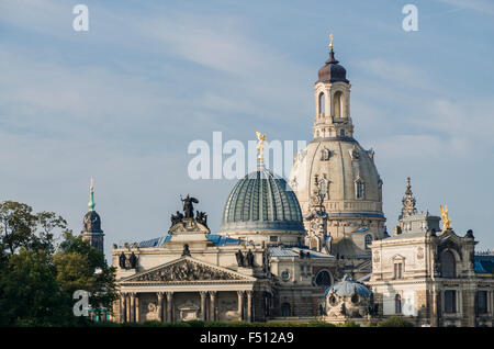 Une partie de la Terrasse de Brühl et l'église de Notre-Dame, vue sur l'Elbe à partir de Carola Bridge Banque D'Images