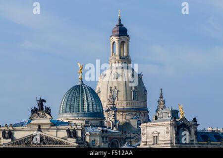 Une partie de la Terrasse de Brühl et l'église de Notre-Dame, vue sur l'Elbe à partir de Carola Bridge Banque D'Images