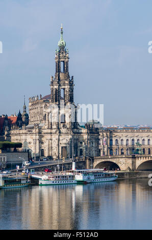 L'église de la Cour Catholique Chapelle, vu sur l'Elbe à partir de Carola Bridge Banque D'Images