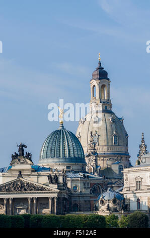 Une partie de la Terrasse de Brühl et l'église de Notre-Dame, vue sur l'Elbe à partir de Carola Bridge Banque D'Images