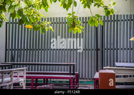 Tables et chaises en bois dans le jardin. Banque D'Images