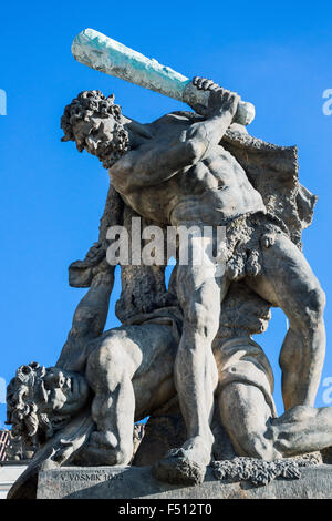 Prague, quartier du château, les combats au-dessus de la statue de géants de l'entrée du château Banque D'Images