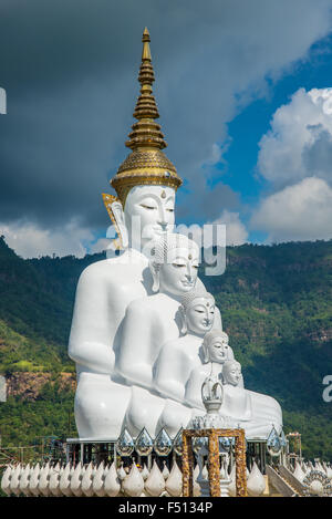 Statue du Bouddha blanc au milieu des montagnes en Thaïlande, wat phasornkaew Banque D'Images