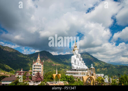 Statue du Bouddha blanc au milieu des montagnes en Thaïlande, wat phasornkaew Banque D'Images