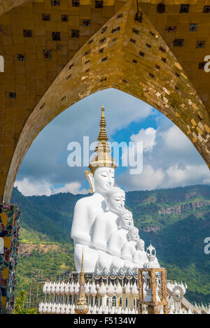 Statue du Bouddha blanc au milieu des montagnes en Thaïlande, wat phasornkaew Banque D'Images