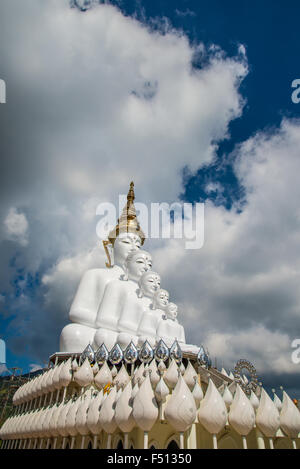 Statue du Bouddha blanc au milieu des montagnes en Thaïlande, wat phasornkaew Banque D'Images