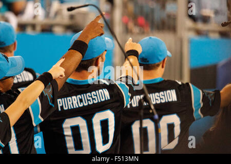 Charlotte, NC, USA. 25 octobre, 2015. Firstdown Panthers au cours du quatrième trimestre de l'Dimanche soir le football se rencontreront entre les Philadelphia Eagles et les Panthers au stade Bank of America à Charlotte, NC. Scott Kinser/CSM/Alamy Live News Banque D'Images