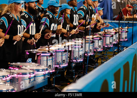 Charlotte, NC, USA. 25 octobre, 2015. Maintien de la Caroline percussions pompé la foule dimanche soir le football se rencontreront entre les Philadelphia Eagles et les Panthers au stade Bank of America à Charlotte, NC. Scott Kinser/CSM/Alamy Live News Banque D'Images