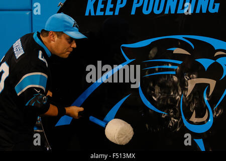 Charlotte, NC, USA. 25 octobre, 2015. Maintien de la Caroline percussions pompé la foule dimanche soir le football se rencontreront entre les Philadelphia Eagles et les Panthers au stade Bank of America à Charlotte, NC. Scott Kinser/CSM/Alamy Live News Banque D'Images