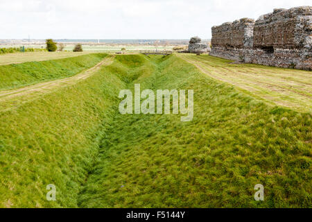 Richborough Roman Castle dans le Kent, en Angleterre. Fort de la côte saxonne. 3e siècle mur extérieur du fort avec fossé défensif. Banque D'Images