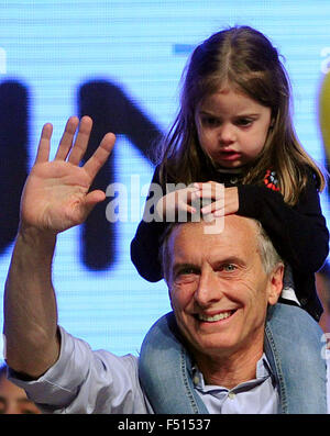 Buenos Aires, Argentine. 25 octobre, 2015. Le candidat présidentiel Mauricio Macri d 'Cambiemos accueille des partisans dans une assemblée de la coalition politique après les élections générales de Buenos Aires, capitale de l'Argentine, le 25 octobre 2015. Les élections présidentielles fermé le dimanche en Argentine. Credit : Maximiliano Luna/TELAM/Xinhua/Alamy Live News Banque D'Images