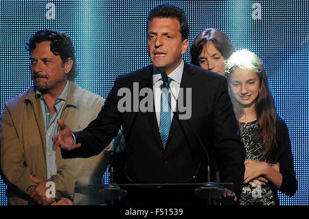 Buenos Aires, Argentine. 25 octobre, 2015. Le candidat présidentiel Sergio Massa (avant) de United pour une nouvelle alternative prononce un discours après les élections générales de Buenos Aires, capitale de l'Argentine, le 25 octobre 2015. Les élections présidentielles fermé le dimanche en Argentine. Credit : Victor Carreira/TELAM/Xinhua/Alamy Live News Banque D'Images