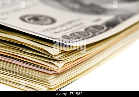 Pile de billets dollar macro-vision isolated on white Banque D'Images