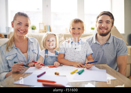 Heureux les enfants et leurs parents réunissant Banque D'Images