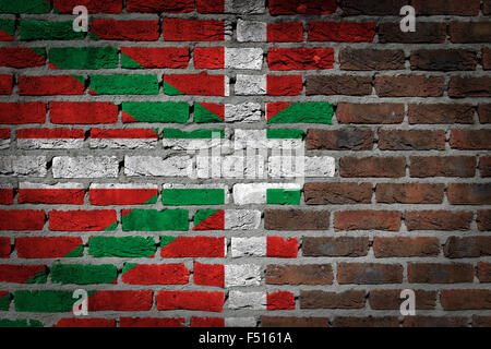 La texture du mur de brique sombre - drapeau peint sur mur - Pays Basque Banque D'Images