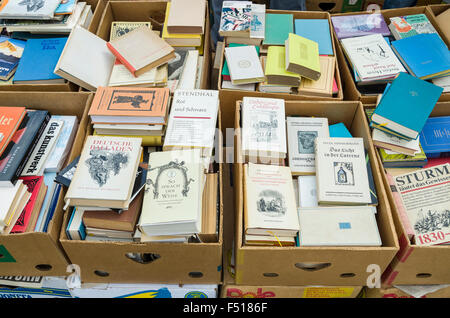 Second hand books en livre de poche boîtes sont proposés à la vente à la brocante hebdomadaire de côté l'elbe Banque D'Images