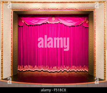 Un rideau de couleur pourpre, portant sur une scène de théâtre Banque D'Images