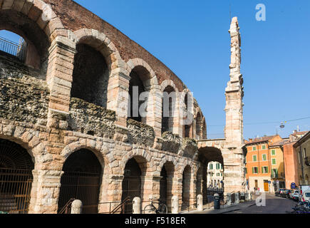 Les ruines de l'arène de Vérone sont dominant la Piazza Bra Banque D'Images