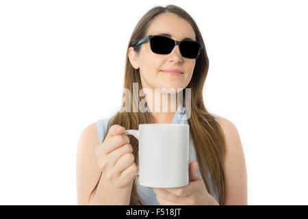 Femme avec des lunettes noires offrant une tasse de café Banque D'Images