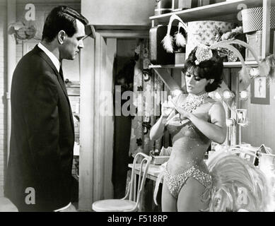 Les acteurs Rock Hudson et Claudia Cardinale dans une scène du film 'Bandeau', USA 1966 Banque D'Images