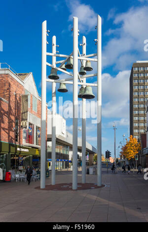 Un campanile en centre-ville de Middlesbrough avec cloches en bronze de l'ancienne église Montagu Springs Resort dans la ville Banque D'Images