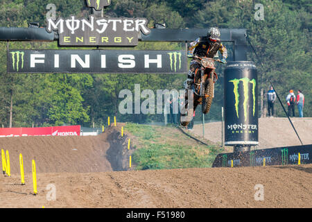 Un motocycliste sur un vélo motocross saute en l'air au cours de la formation pour la course championnat du monde mxgp Banque D'Images