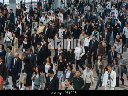 De nombreuses balades à travers les navetteurs railway station pendant l'heure de pointe du matin dans le centre de Tokyo au Japon Banque D'Images