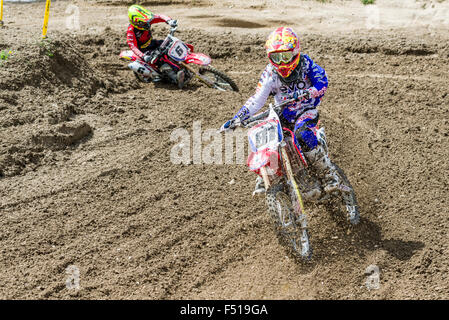 Deux motocyclistes sur motocross sont à cheval sur un chemin de terre au cours de la formation pour la course championnat du monde mxgp Banque D'Images