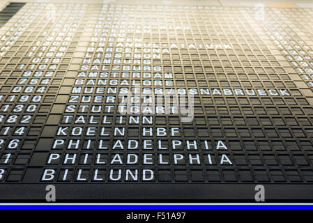 Une partie de l'horaire de départ du Terminal 1 de l'Aéroport International de Francfort Banque D'Images