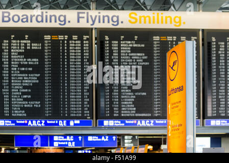 Un panneau lumineux de la compagnie aérienne Lufthansa en face de l'horaire à la borne 1 de l'Aéroport International de Francfort Banque D'Images