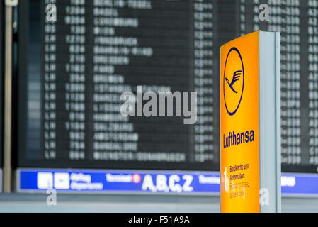 Un panneau lumineux de la compagnie aérienne Lufthansa en face de l'horaire à la borne 1 de l'Aéroport International de Francfort Banque D'Images