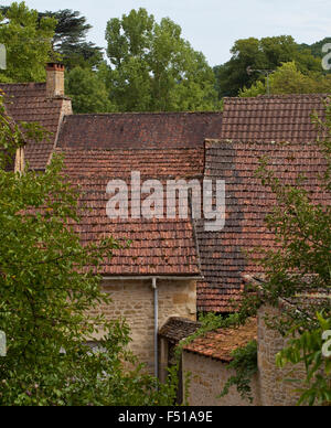 Un petit village en France a ses bâtiments encombré et broyés ensemble. L'image montre un détail du village les toitures en amo Banque D'Images