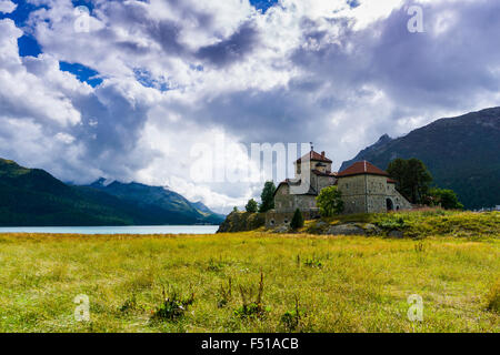 Le château crap da sass est situé à lej da silvaplana, un lac d'altitude près de st. MORITZ, sombres nuages au ciel Banque D'Images