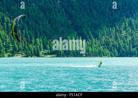 Un kite surfer est de passage le lej da silvaplana, un lac d'altitude près de St Moritz. Banque D'Images