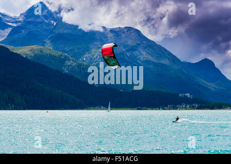 Un kite surfer est de passage le lej da silvaplana, un lac d'altitude près de St Moritz. Banque D'Images