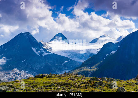 Les montagnes et rothorn bettelmatthorn avec un grand glacier sont situés près de nufenenpass, sombres nuages au ciel Banque D'Images