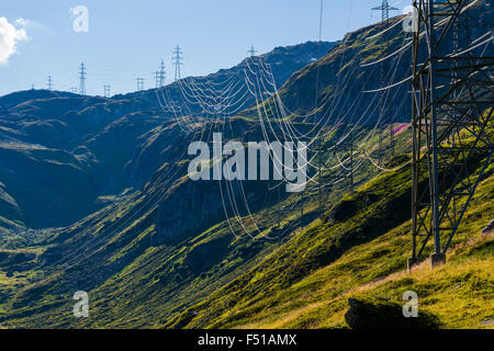 Une ligne d'électricité verte est le croisement pentes des montagnes en haute altitude près de nufenenpass Banque D'Images