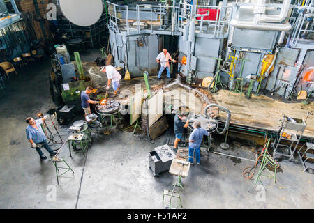 Travaux travaillent dans l'usine Glasi souffleurs de verre Banque D'Images