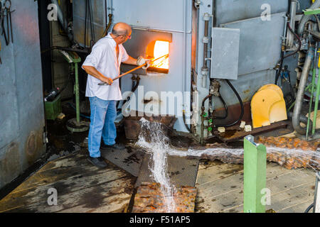 Travaux travaillent dans l'usine Glasi souffleurs de verre Banque D'Images