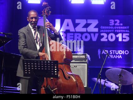 Prerov, République tchèque. 23 Oct, 2015. American Ron Carter's jazz Foursight quartet interprète pendant la festival de jazz tchécoslovaque à Prerov, République tchèque, le 23 octobre 2015. En photo le bassiste Ron Carter. © Ludek Perina/CTK Photo/Alamy Live News Banque D'Images