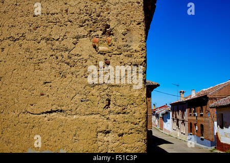 Le chemin de saint Jacques des murs en adobe à Palencia Espagne Banque D'Images