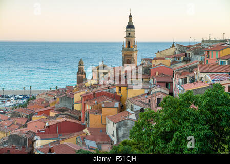 Toits et basilique baroque de saint Michel Archange à Menton, France, région Provence, département Alpes Maritimes, France Banque D'Images