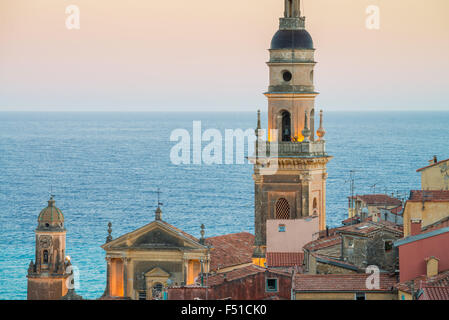 Toits et basilique baroque de saint Michel Archange à Menton, France, région Provence, département Alpes Maritimes, France Banque D'Images