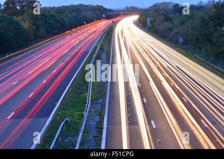 Une lumière abstraite de voir la circulation sur l'autoroute M23, près de Londres Gatwick au crépuscule de l'automne et l'automne. Banque D'Images