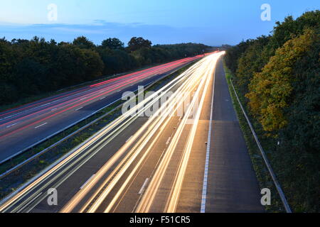 Une lumière abstraite de voir la circulation sur l'autoroute M23, près de Londres Gatwick au crépuscule de l'automne et l'automne. Banque D'Images