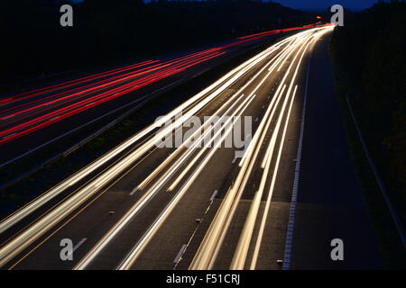 Une lumière abstraite de voir la circulation sur l'autoroute M23, près de Londres Gatwick au crépuscule de l'automne et l'automne. Banque D'Images