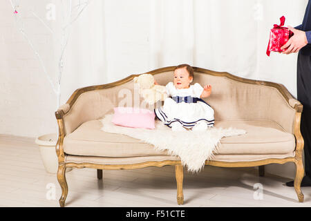 Heureux père jouer avec bébé daugter près de l'arbre de Noël. Banque D'Images