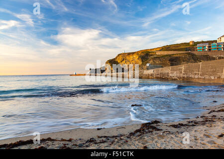 Lumière du soir sur la jetée et falaises de Portreath Cornwall England UK Europe Banque D'Images