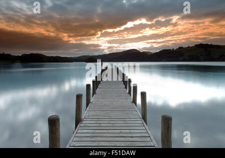 Parkamoor sur la jetée, Coniston Water Lake District, Cumbria, England, UK, FR. Banque D'Images