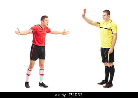Portrait d'un arbitre de football montrant un carton rouge à un joueur en colère isolé sur fond blanc Banque D'Images